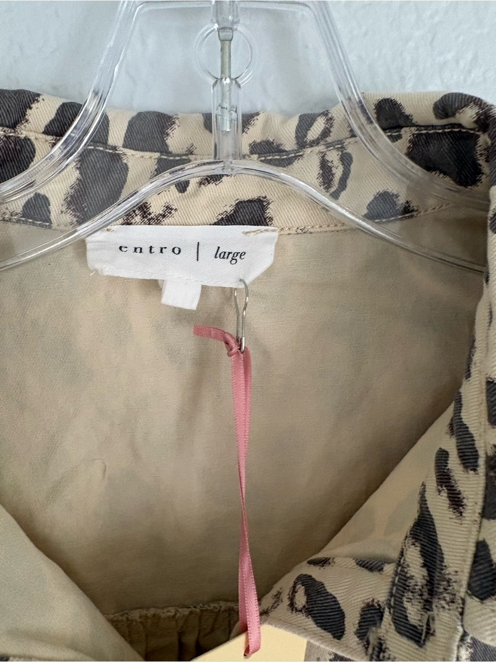 ❤️ Elegant entro Leopard-Print Sleeveless Button-Up Top - Beige & Black - Picture 3 of 8